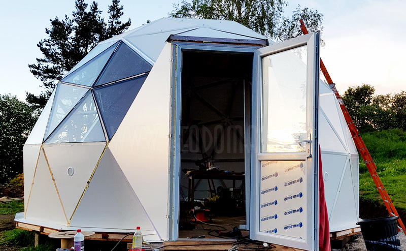 30m2 Ø6m Mobilus Namelis | Apšiltintas kupolas su stiklofasadu